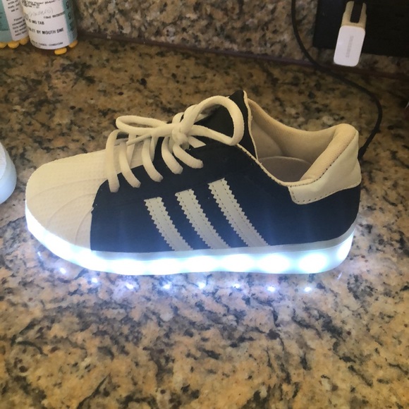 Cute boys and girl light up sneakers, and it changes colors - Picture 11 of 12